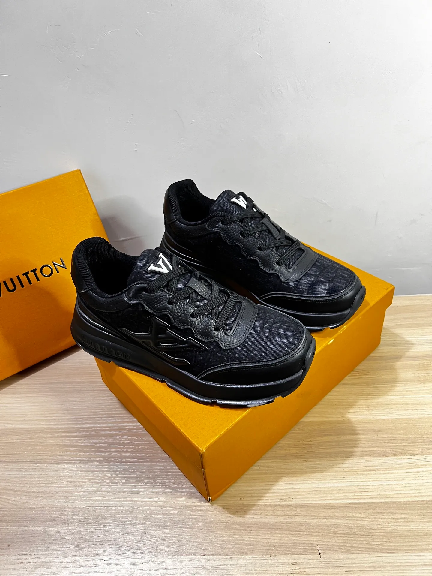 Factory price: 438💰LV men's classic casual sneakers. This sneaker is made of soft cow leather and has a classic logo. The classic logo shapes the elegant upper. The thick yet lightweight rubber outsole is embossed with the Louis Vuitton logo. The padded insole and technical lining once again upgrade the comfort experience. The calfskin lining imported from Italy is high-end and comfortable, and the original outsole is light and wear-resistant! Purely handmade, details determine quality! Size: 38-45, customized 45